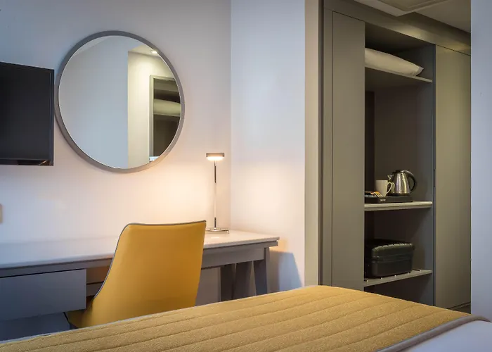 Maldron Dublin Airport Отель Клогран